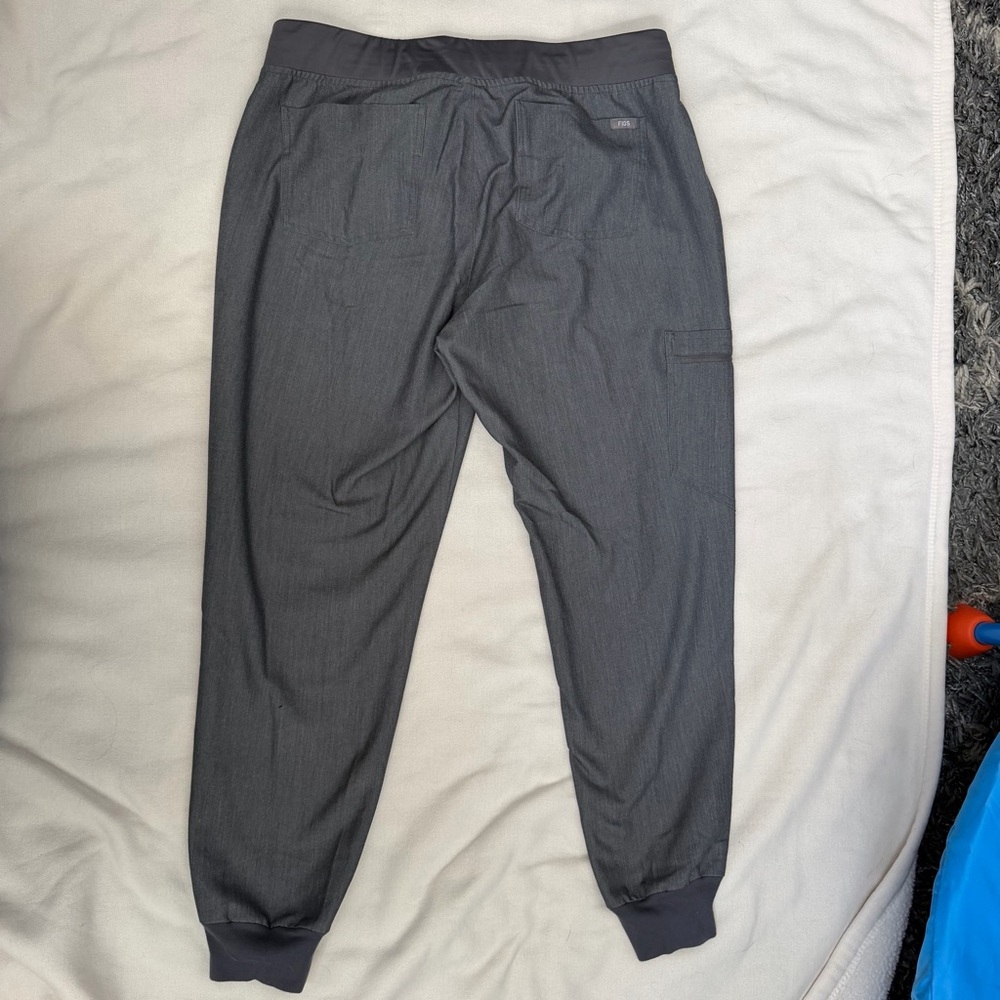 Figs Women’s Graphite Scrub Set - Picture 5 of 8